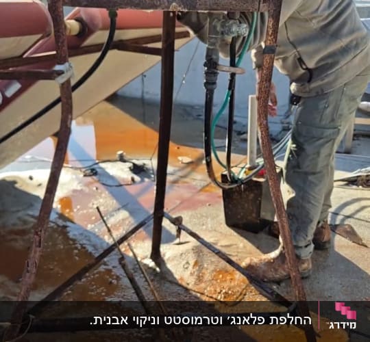 עבודה על דוד שמש עם צינורות וחיבורים